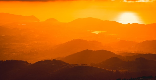 Foto gradiente de cores em um belo pôr do sol no topo de uma montanha