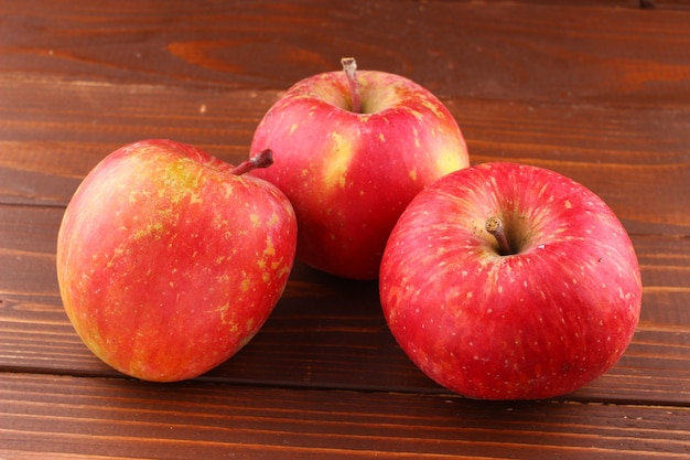 Grado de Fuji de manzana roja en el fondo de madera