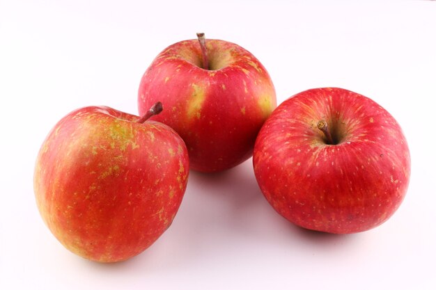 Grado Fuji de manzana roja sobre un fondo blanco.