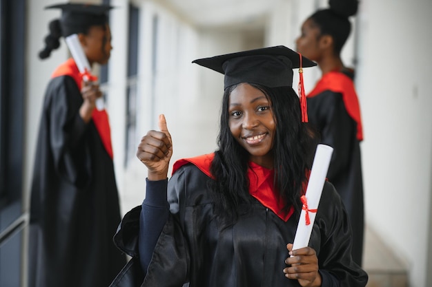 Graduação em educação e grupo de conceito de pessoas de estudantes internacionais felizes com diplomas