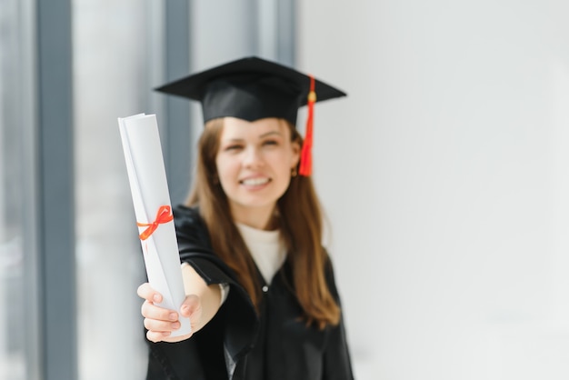 Foto graduação: student standing with diploma