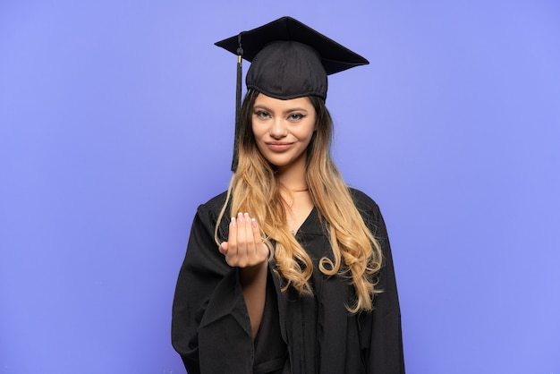 Graduada de la Universidad joven chica rusa aislada sobre fondo blanco invitando a venir con la mano. Feliz de que hayas venido