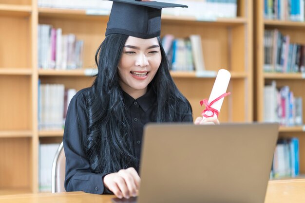 Graduada universitaria asiática celebra con su familia a través de videollamadas en convocatoria virtual