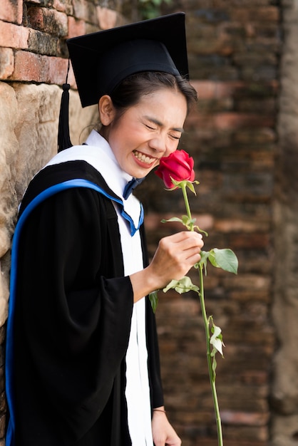 Graduadas de retrato de mujer visten azul graduación