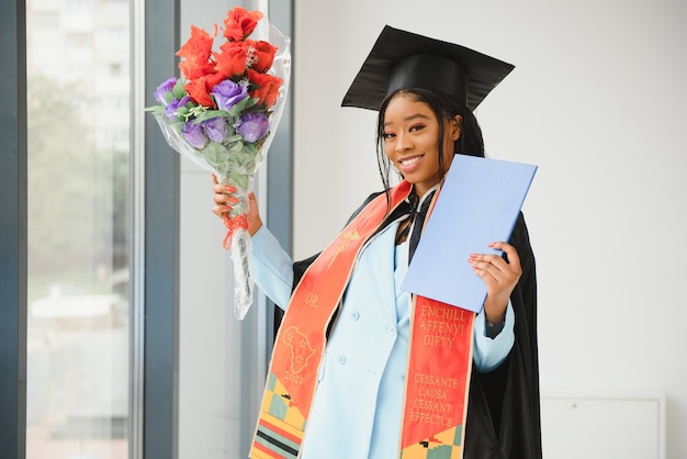 Graduado afroamericano con diploma.