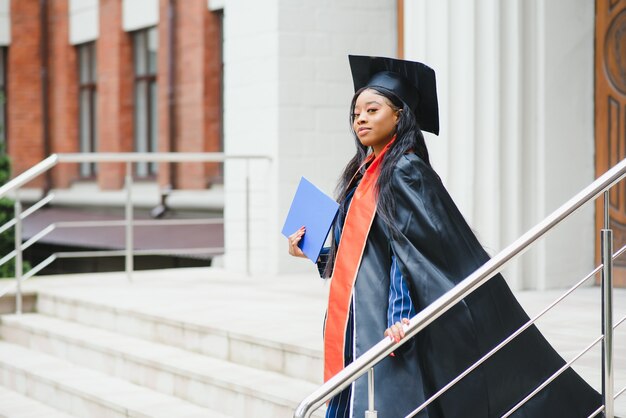 Graduado afroamericano con diploma.