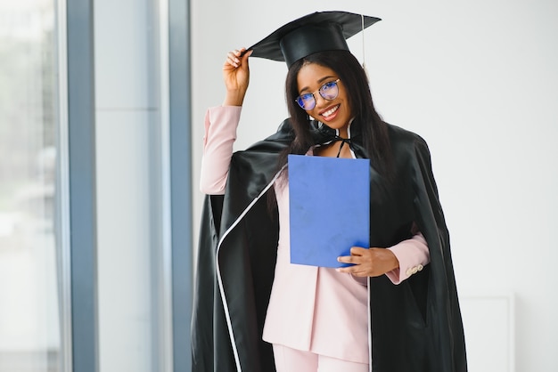 Graduado afroamericano con diploma.