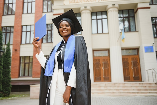 Graduado afroamericano con diploma.