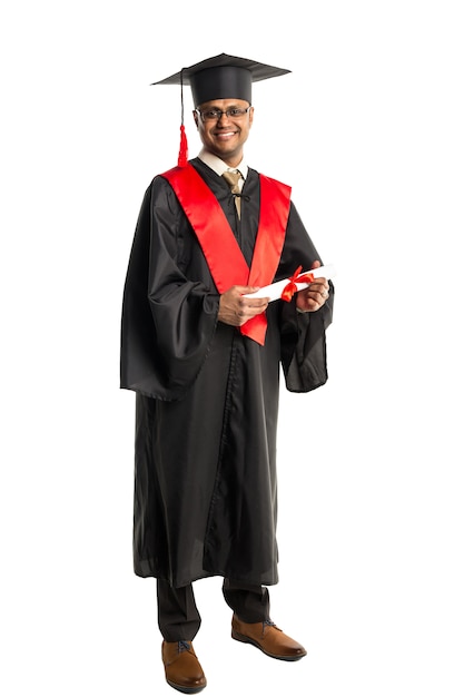 Graduado americano africano masculino em vestido e boné