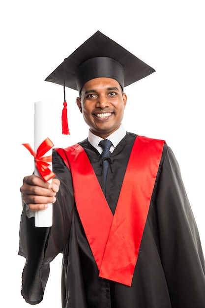 Graduado americano africano masculino em vestido e boné