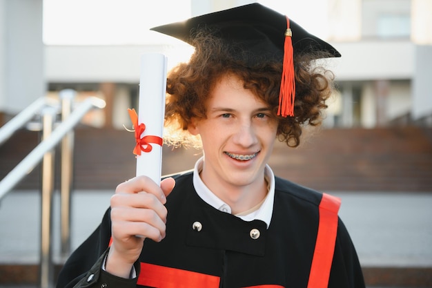 Graduado bonito em brilho de formatura com diploma