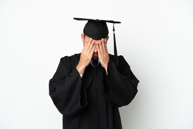 Graduado brasileño universitario joven aislado sobre fondo blanco con expresión cansada y enferma