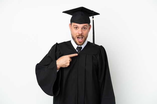 Graduado brasileño universitario joven aislado sobre fondo blanco con expresión facial sorpresa