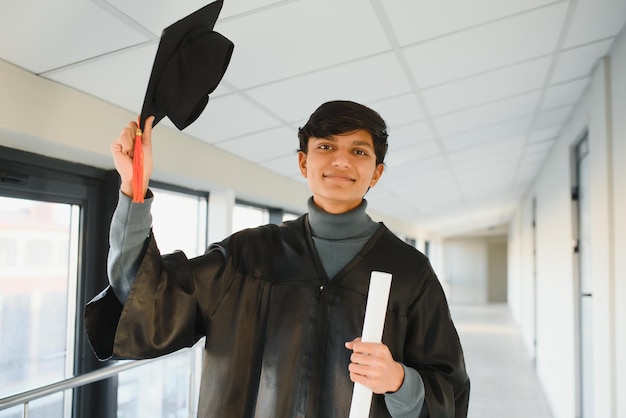 Graduado indiano emocional em brilho de graduação e diploma.