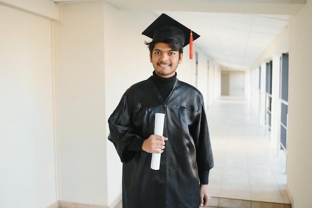 Graduado indiano emocional em brilho de graduação e diploma.