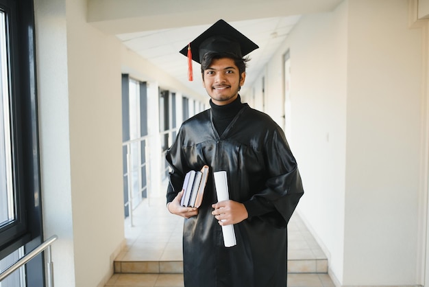 Graduado indiano emocional em brilho e diploma de graduação