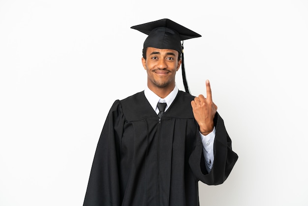 Graduado universitario afroamericano sobre fondo blanco aislado apuntando con el dedo índice una gran idea