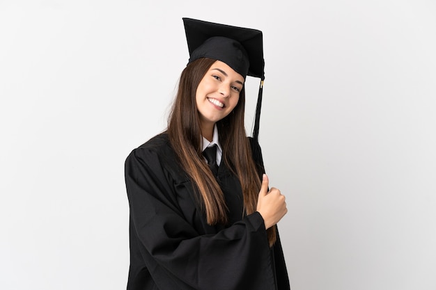 Graduado universitario brasileño adolescente sobre fondo blanco aislado dando un gesto de pulgar hacia arriba