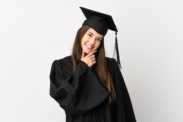 Graduado universitario brasileño adolescente sobre fondo blanco aislado feliz y sonriente