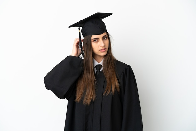 Graduado universitario joven aislado sobre fondo blanco con dudas