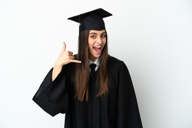 Graduado universitario joven aislado sobre fondo blanco haciendo gesto de teléfono. Llámame señal