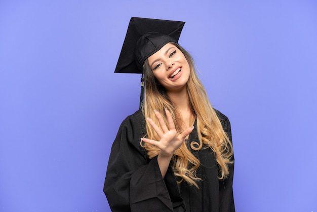 Graduado universitario joven chica rusa aislada sobre fondo blanco contando cinco con los dedos