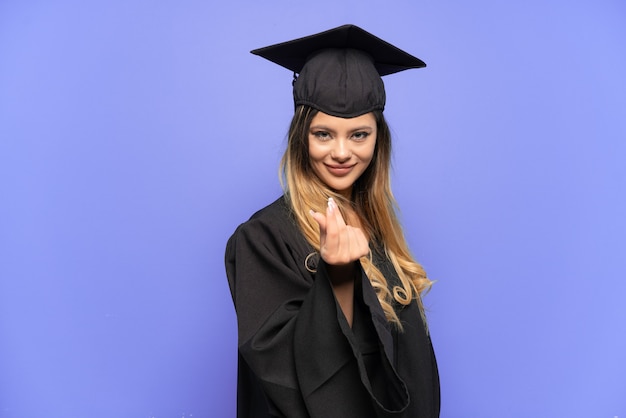 Graduado universitario joven chica rusa aislada sobre fondo blanco haciendo gesto de dinero