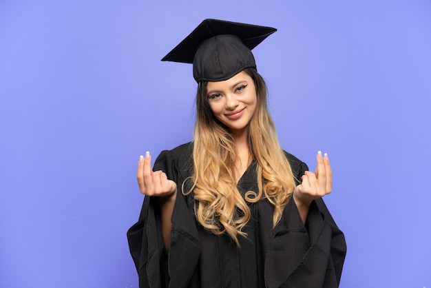 Graduado universitario joven chica rusa aislada sobre fondo blanco haciendo gesto de dinero