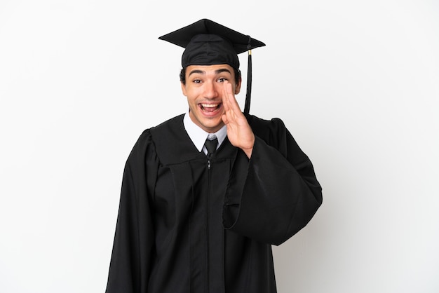 Graduado universitario joven sobre fondo blanco aislado gritando con la boca abierta