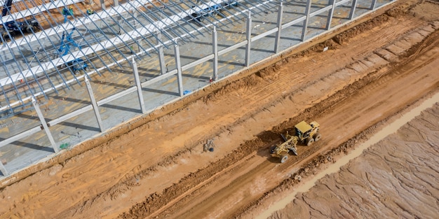 Un graduador trabajando en el sitio de construcción