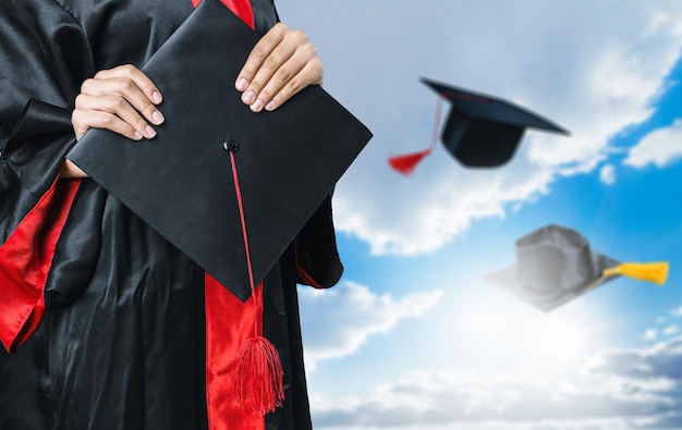 Graduados da Universidade, de graduados com chapéus entregues ao céu.