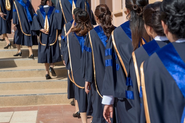 Los graduados ingresaron al auditorio para asistir a la ceremonia de graduación.