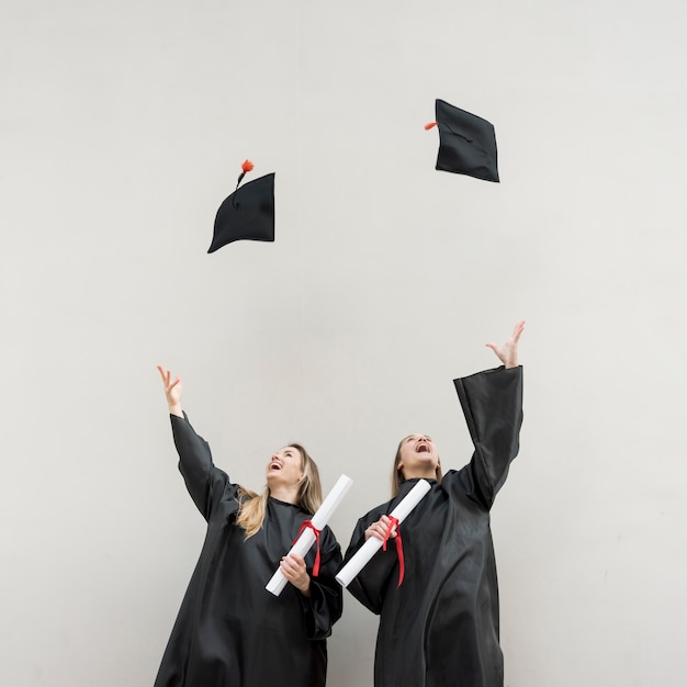 Foto graduados jogando suas valetadeiras