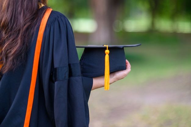 Los graduados usan bata académica negra el día de la graduación en la universidad