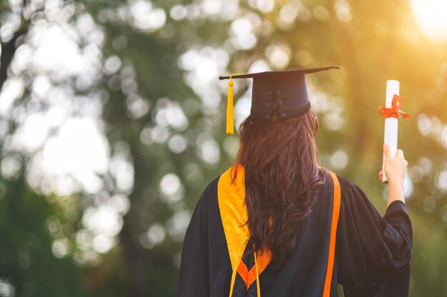 Foto los graduados usan bata académica negra el día de la graduación en la universidad