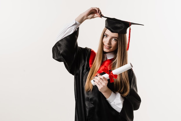 Graduate Girl absolvierte die Universität und erhielt einen Master-Abschluss Graduierung Happy Graduate Girl lächelt und hält ein Diplom mit Auszeichnung in ihren Händen auf weißem Hintergrund