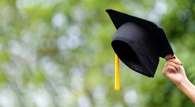 Graduation Caps Throwed in grünen Hintergrund Erfolg Absolventen der UniversityConcept Bildung Gratulation Absolventen der Universität