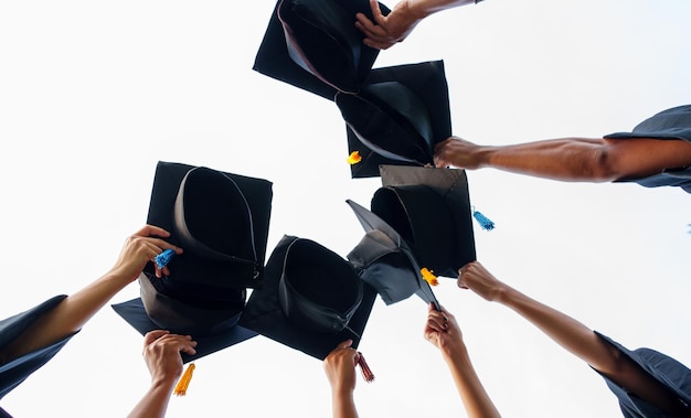 Graduation Caps Throwed in the Air Erfolg Absolventen der UniversityConcept Bildung Gratulation Absolventen der Universität