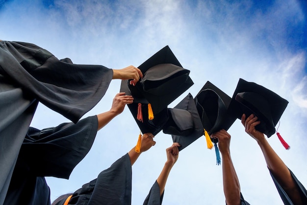 Foto graduation caps throwed in the air erfolg absolventen der universityconcept bildung gratulation absolventen der universität