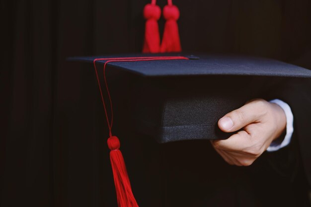 GraduationStudent hält Hüte in der Hand während des Starterfolgs Absolventen der UniversitätConcept Education GratulationGraduation CeremonyGratulierte den Absolventen der Universität