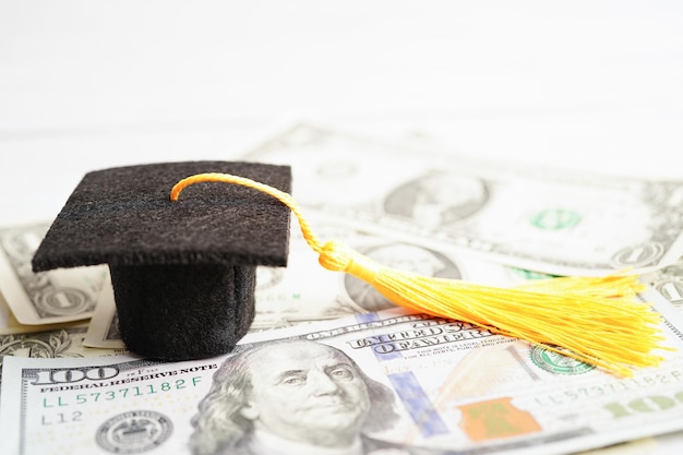 Graduierungslücke Hut auf US-Dollar-Banknoten Geld Bildung Studiengebühren lernen Lehrkonzept