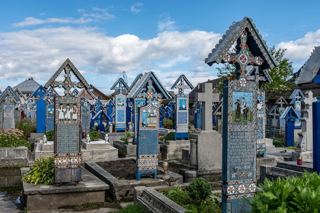 Gräber auf dem Merry Cemetery in Sapanta, Rumänien