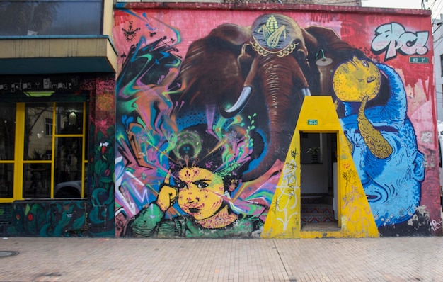 Graffiti an der Außenseite des Gebäudes