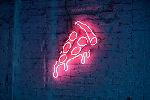 Graffiti an der Wand mit Neon-Pizza-Logo