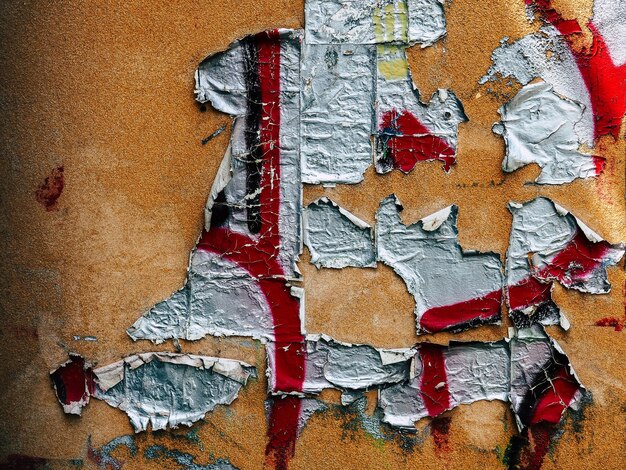 Graffiti descascando na parede laranja