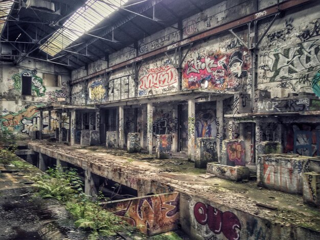 Foto graffiti en un edificio abandonado