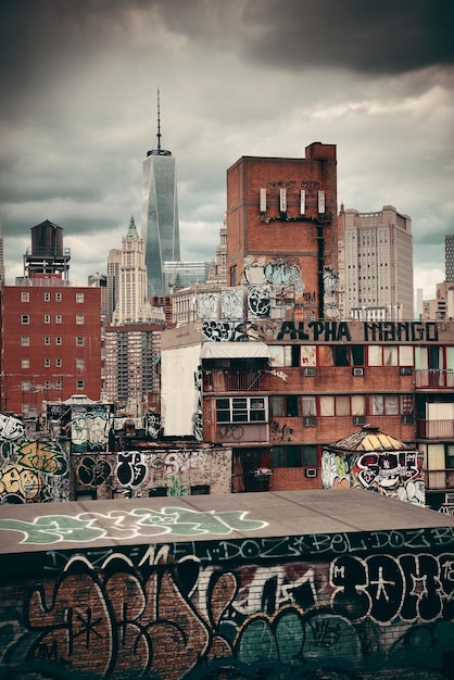 Graffiti y edificios urbanos en el centro de Manhattan.