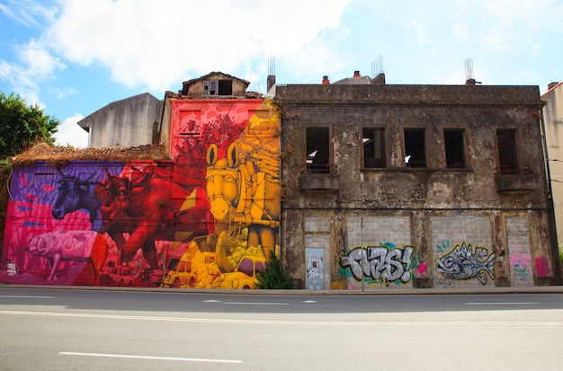 Graffiti em casa abandonada