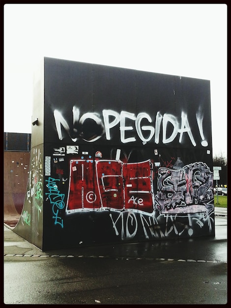 Graffiti em uma rampa de skate