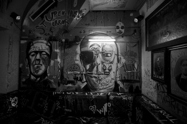 Foto graffiti na parede de uma sala desordenada
